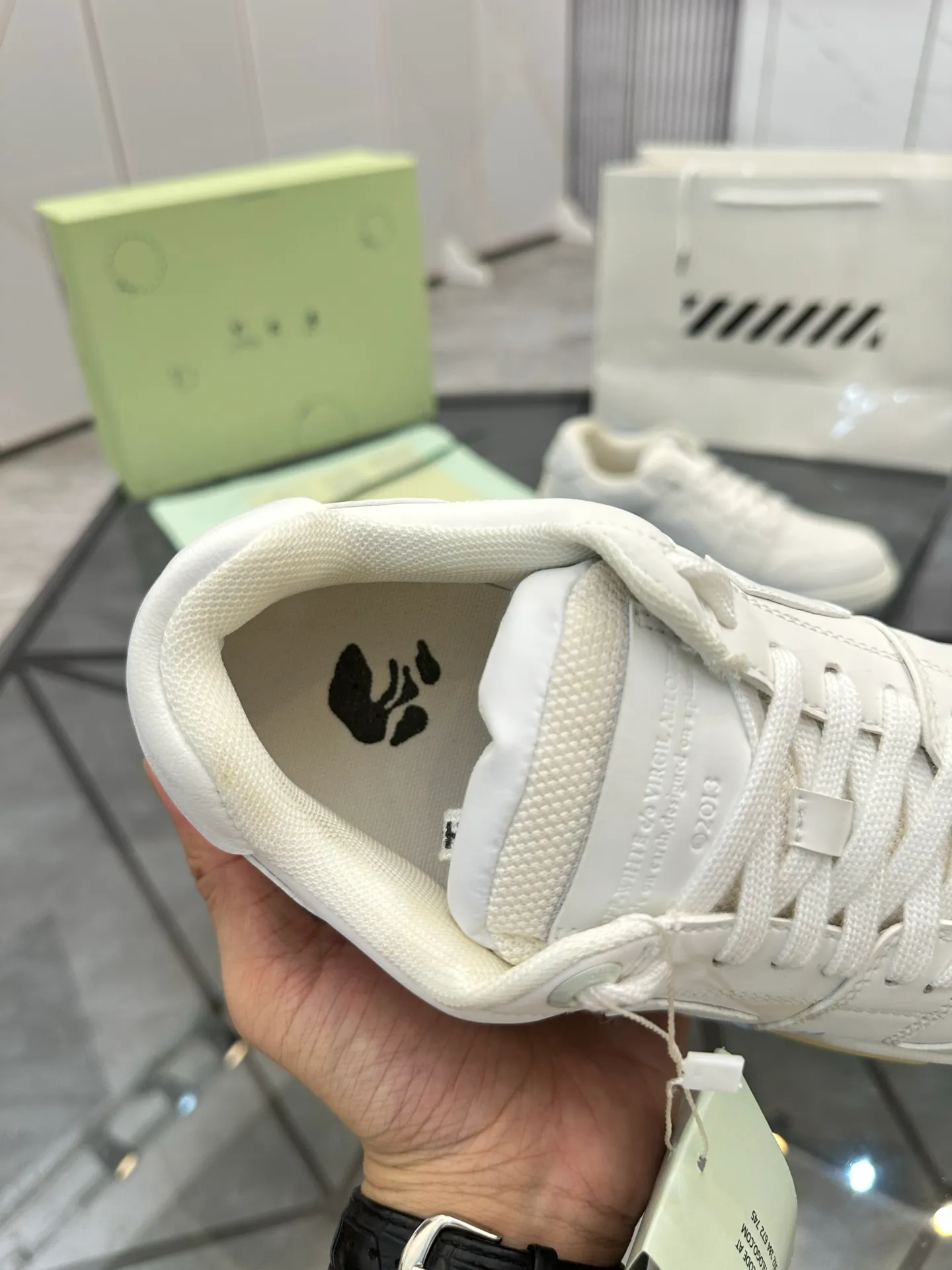Selling men's shoes 💰: 💰P600¥ High-end top quality (leather buckle plus 10) Product trademark: OFF WHITE * "OFF WHITE*" low-top casual shoes Regular size: 35-45 (can be customized to 46) Couple style Product material: imported first-layer cowhide leather upper, breathable lining, original outsole. No.: H203